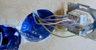 Монтаж проходного выключателя от 580 руб. в Ухте